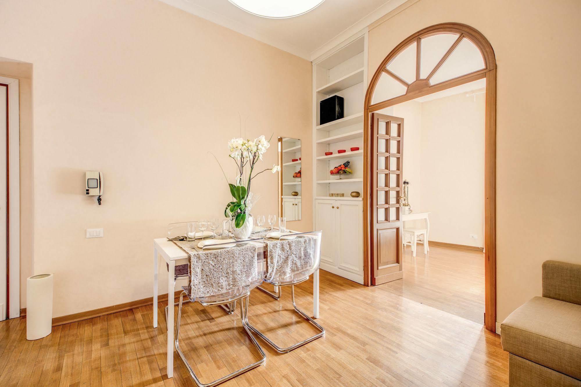 Elegant Apartment Behind The Colosseum Rome Exterior photo