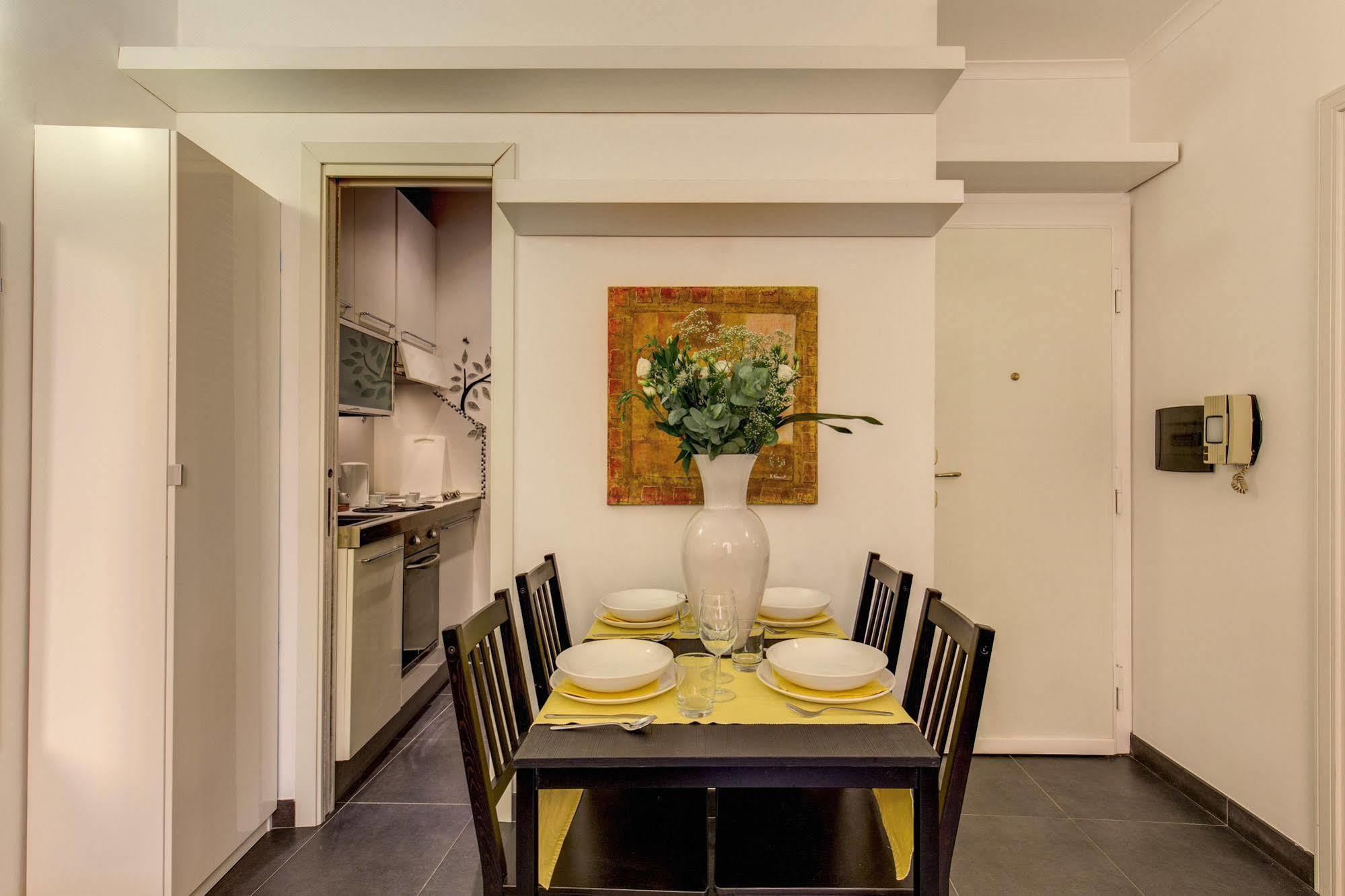 Elegant Apartment Behind The Colosseum Rome Exterior photo